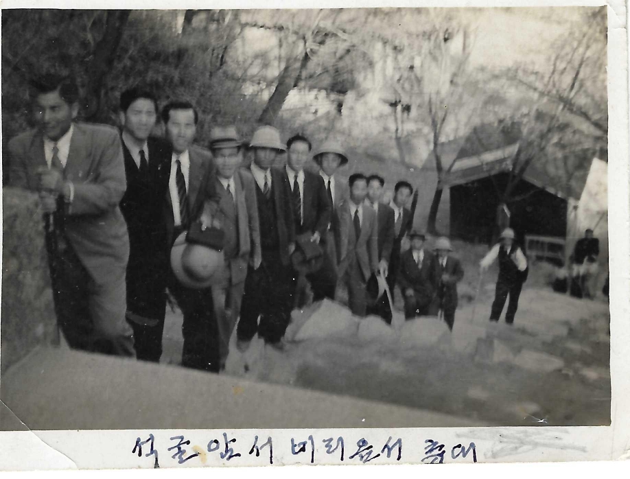 동료들과함께석굴암축대에서