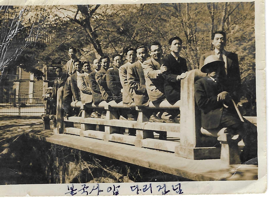 동료들과함께불국사앞다리에서